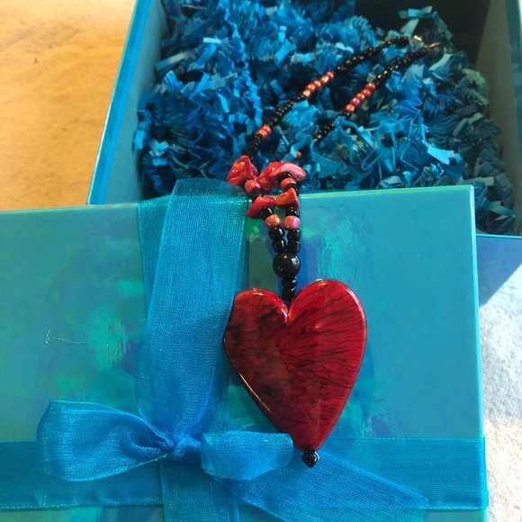 Fun Folk Heart Collier Necklace (with gift box!) - Picture 4 of 4